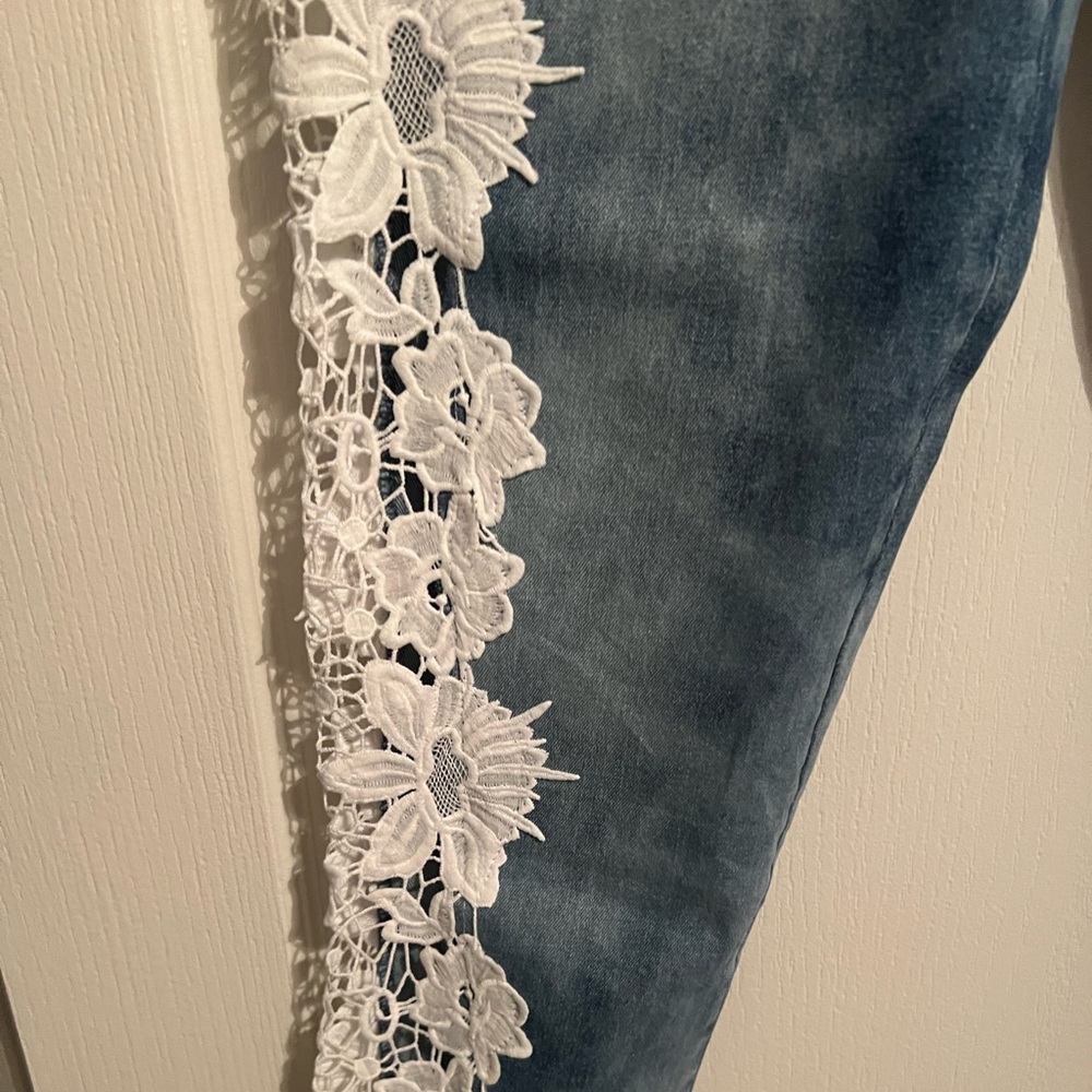 Forever 21 embroidered skinny jeans - Picture 2 of 5